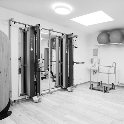Grau weißes Foto eines Physiotherapiezentrums mit Geräten der Marke Reha-Line 2.0